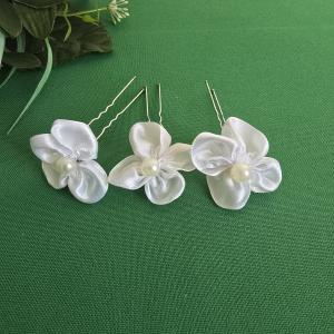 Fehér gyöngyös, fehér színű szatén virágos hajtű, hajdísz