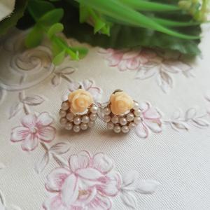 Fehér gyöngyös, rózsás fülbevaló