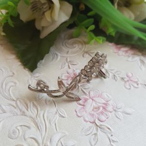 Fehér strasszköves ezüst orgonavirág alakú fülbevaló klipsszel