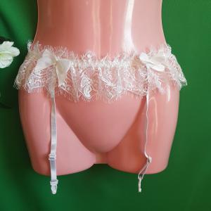 Fehér színű csipkés, masnis harisnyatartó