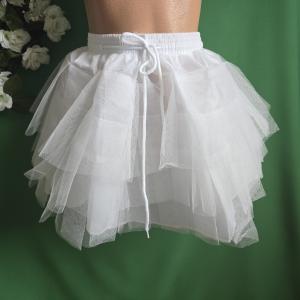 Fehér színű fodros gyerek alsószoknya tépőzáras, megkötős derékkal