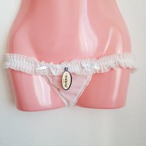 Fehér színű, fodros, masnis tanga bugyi