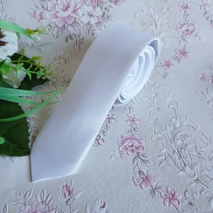 Fehér színű vékonyított szatén nyakkendő