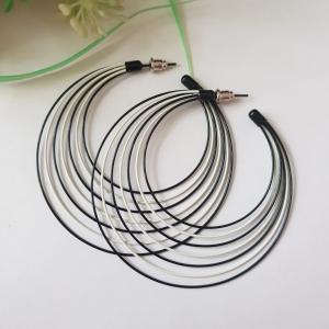 Fekete-fehér színű karika fülbevaló