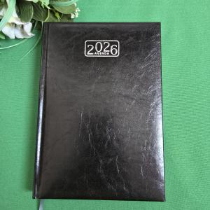 Fekete színű A5-ös méretű, 2026-os határidőnapló, naptár