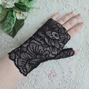 Fekete színű, egyujjas alkalmi csipke kesztyű