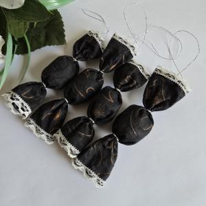 Fekete színű textil szaloncukor karácsonyfadísz, karácsonyi dekoráció