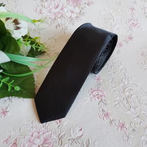 Fekete színű vékonyított szatén nyakkendő