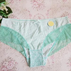 Félfrancia fazonú, zöld, csipkés bugyi