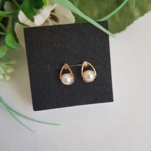 Gyöngyös, csepp alakú apró fülbevaló