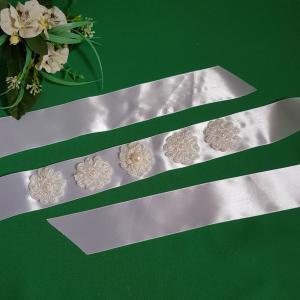 Gyöngyös, hímzett virág díszes menyasszonyi öv, hófehér szatén öv