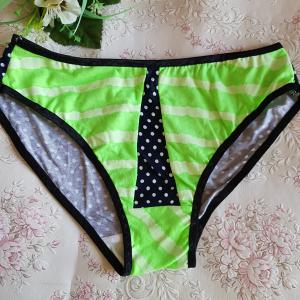 Hagyományos fazonú, csíkos-pöttyös pamut bugyi