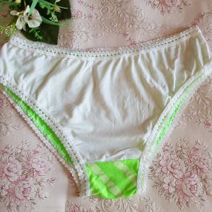 Hagyományos fazonú, fehér-zöld pamut bugyi