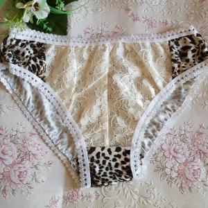 Hagyományos fazonú, párduc mintás, csipkés pamut bugyi