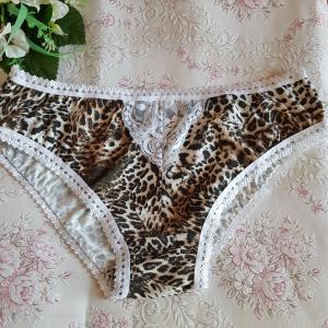 Hagyományos fazonú, párduc mintás, csipkés pamut bugyi