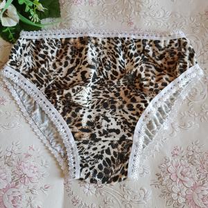 Hagyományos fazonú, párduc mintás pamut bugyi