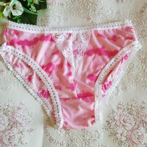 Hagyományos fazonú, rózsaszín, csipkés pamut bugyi