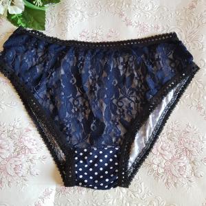 Hagyományos fazonú, sötétkék csipkés, pöttyös pamut bugyi