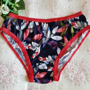 Hagyományos fazonú, virágmintás pamut bugyi