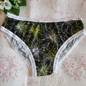 Hagyományos fazonú, virágmintás pamut bugyi