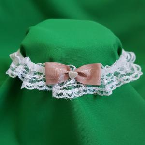 Hófehér csipkés, barna masnis menyasszonyi harisnyakötő, combcsipke