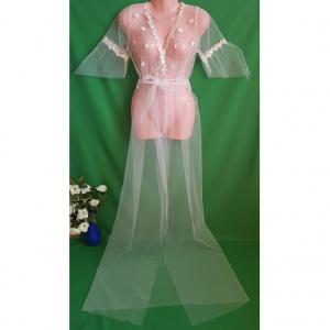 Hófehér, csipkés menyasszonyi tüll köntös uszállyal