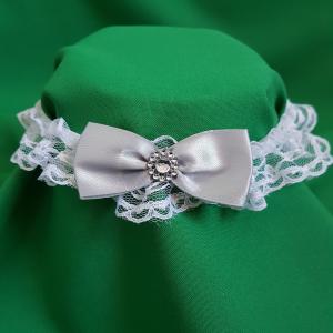 Hófehér csipkés, szürke masnis menyasszonyi harisnyakötő, combcsipke