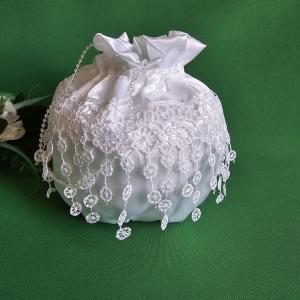 Hófehér színű, csipkés, szatén menyasszonyi szütyő, kistáska