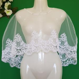 Hófehér színű, csipkés szélű, strasszköves menyasszonyi pelerin, válltakaró