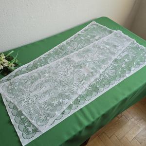Hófehér színű, gyertya, csengő, csillag mintás karácsonyi asztalközép, asztali futó, terítő