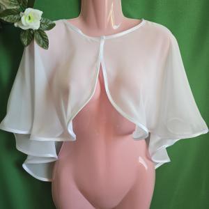 Hófehér színű, szatén szegélyes muszlin pelerin, válltakaró