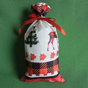 Karácsonyi fenyőfa, rénszarvas, mikulásvirág mintás mikulás zsák, textil ajándéktasak