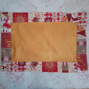 Karácsonyi, piros szegélyű damaszt tányéralátét