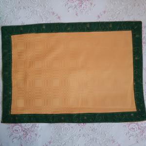 Karácsonyi, zöld szegélyű damaszt tányéralátét