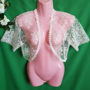 Kb. L-es ekrü színű, rövid ujjú, hímzett csipke boleró