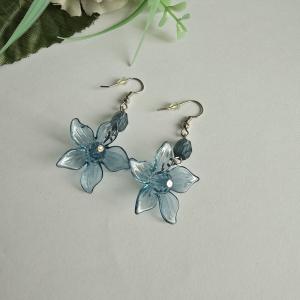 Kék színű virágos, gyöngyös fülbevaló