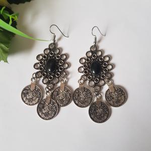 Keleties bohém fülbevaló fekete kővel és díszérmékkel