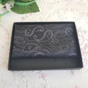 Kétoldalas török mintás szatén díszzsebkendő dobozban