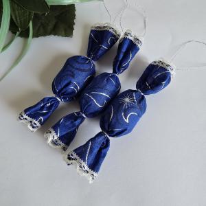 Királykék színű textil szaloncukor karácsonyfadísz, karácsonyi dekoráció