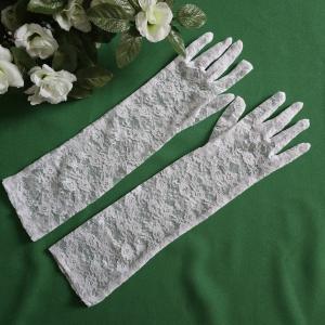 Könyékig érő hófehér színű menyasszonyi csipke kesztyű