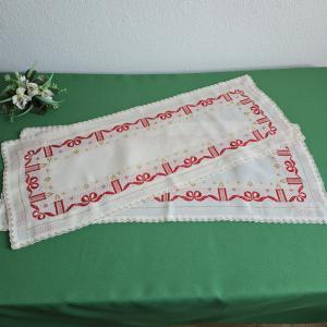 Krém színű, csillogós csillag, piros gyertya-masni mintás karácsonyi asztalközép, asztali futó, terítő