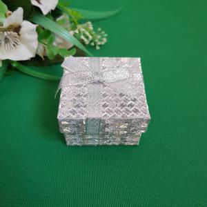 Masni díszes, csillogó ezüst színű gyűrűtartó ékszerdoboz