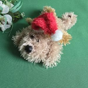 Mikulás sapkás plüss kutya