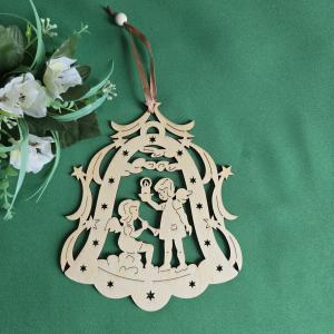 Natúr színű óriási harang alakú dekoráció karácsonyi életképpel