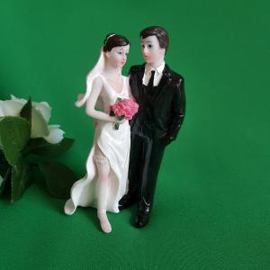 Ölelkező nászpár esküvői tortadísz figura