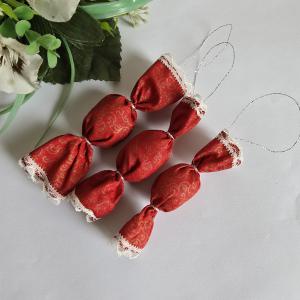 Piros színű, arany mintás textil szaloncukor karácsonyfadísz, karácsonyi dekoráció
