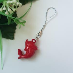 Piros színű, delfin alakú mobildísz, függődísz, táskadísz