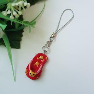 Piros színű, maci díszes papucs alakú mobildísz, függődísz, táskadísz