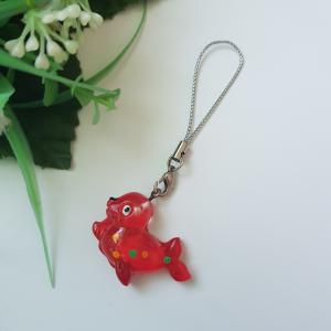 Piros színű, pöttyös, fóka alakú mobildísz, függődísz, táskadísz