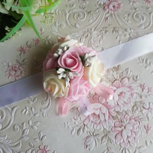 Rózsaszín-ekrü színű rózsás, gyöngyös csuklódísz